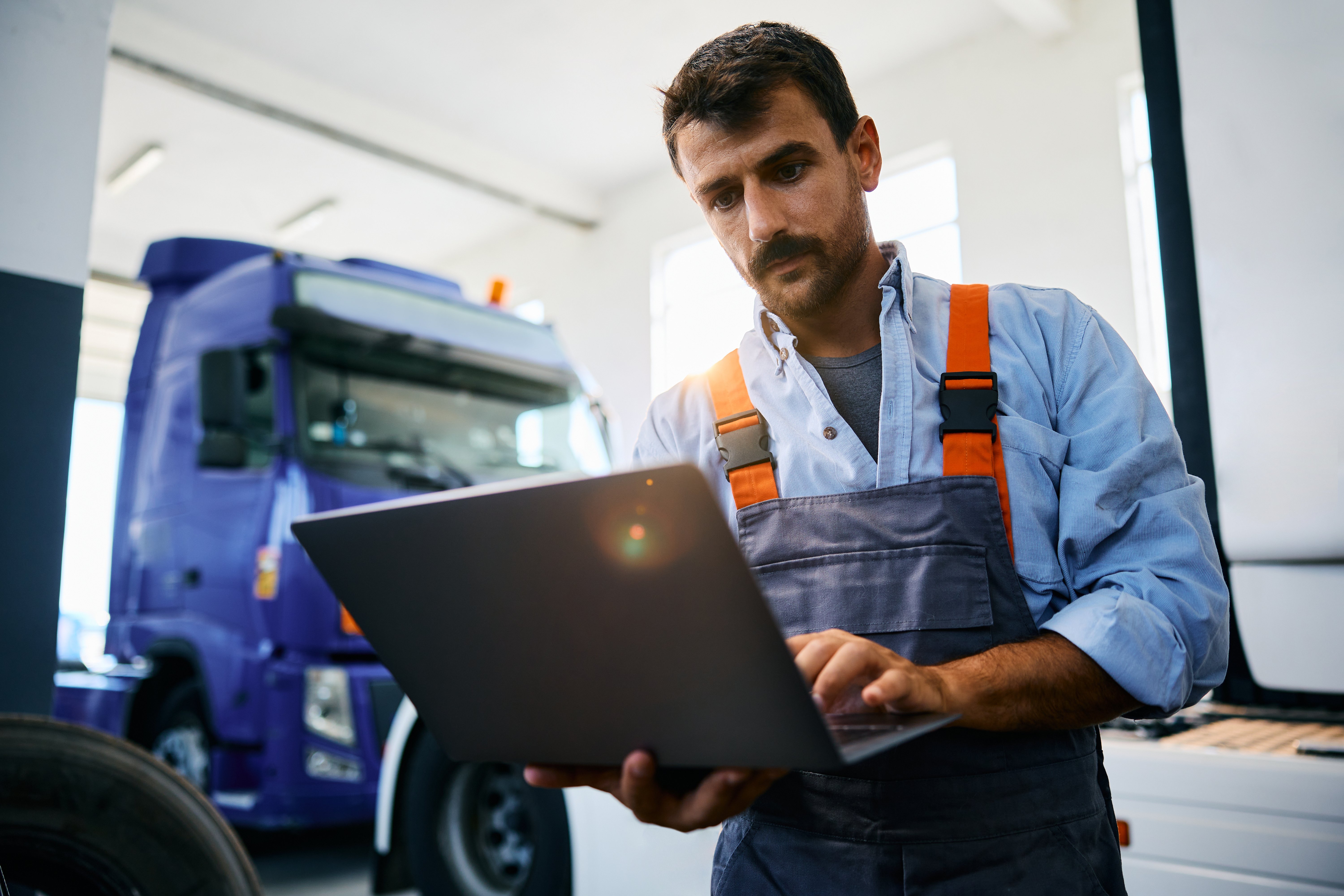 Técnico revisando datos de carretera 